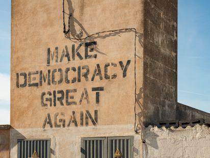 "Make Democracy Great Again" inscrit sur une façade. Photo par Andreas Gruhl / stock.adobe.com